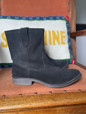 Zigi Soho Black Suede leather low Boots. Cannoli style. Size 7. Boho western